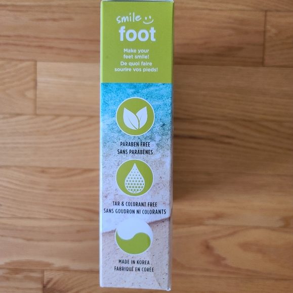 The Face Shop Smile Foot Mask Duo: 2x Foot Peeling Mask and 2x Foot Mask - Picture 4 of 4